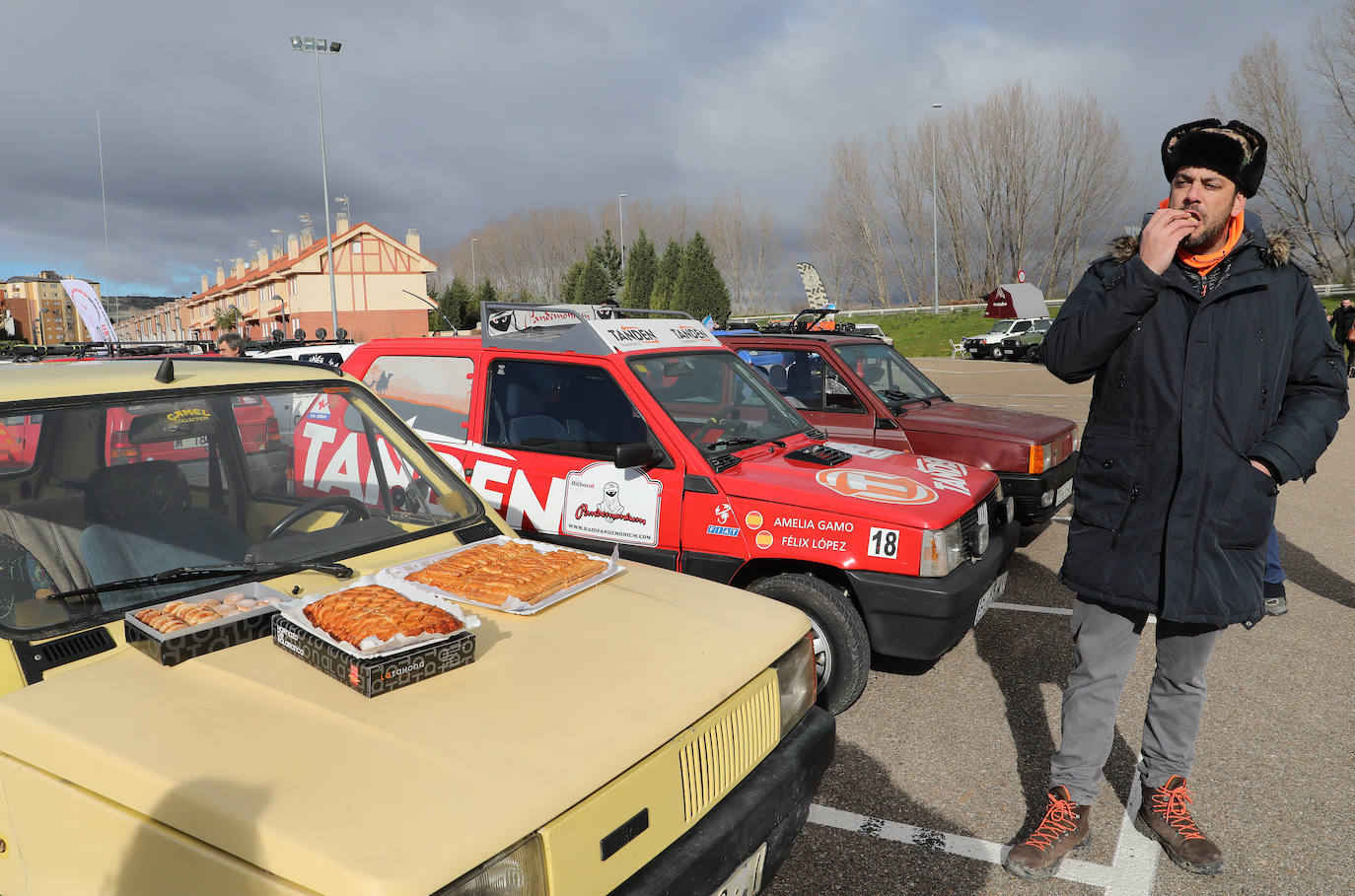 La jornada ha comenzado a las 10 horas del sábado con una exposición de todos los coches en el parking del pabellón Adolfo Nicolás