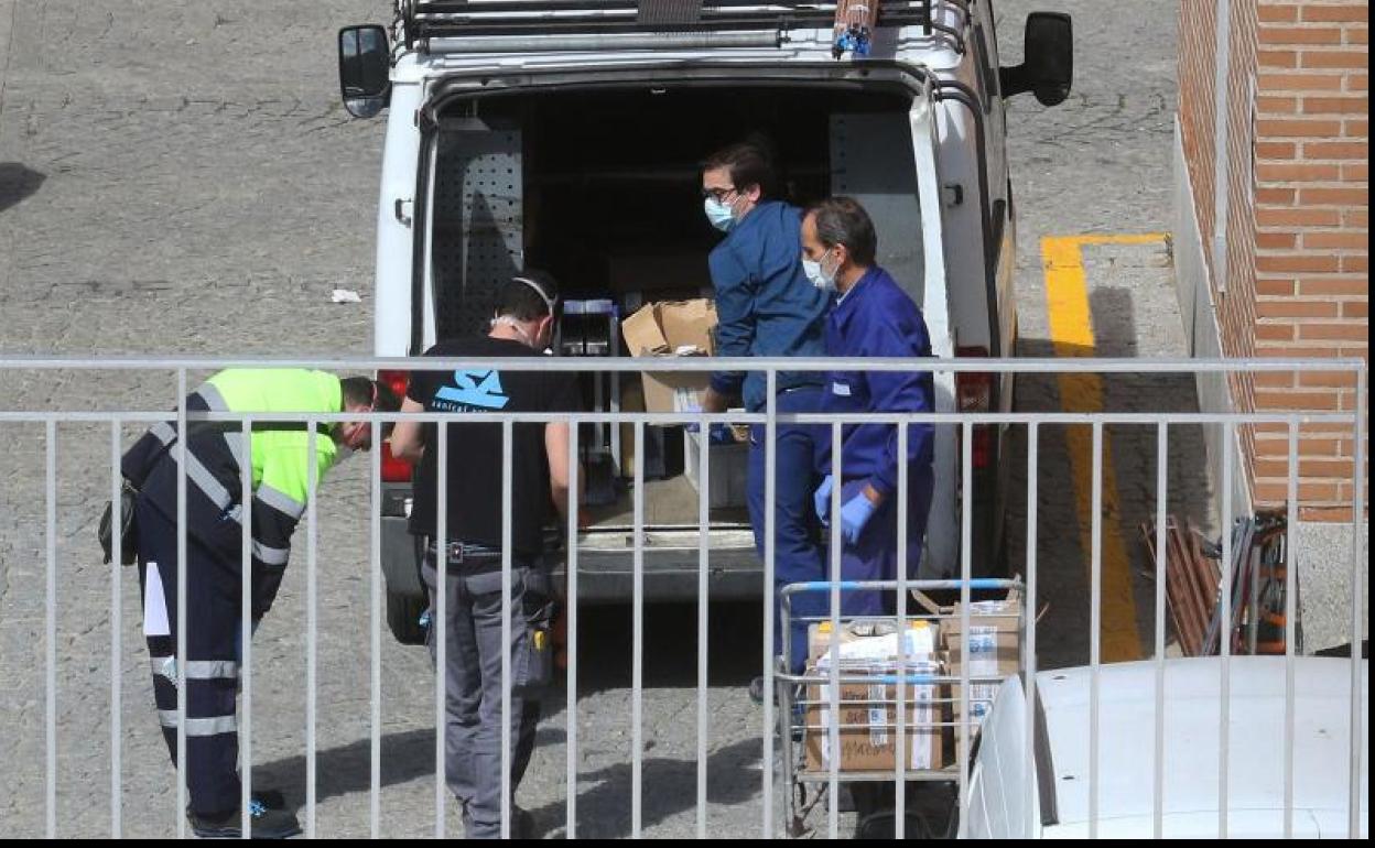 Descarga de material en el Hospital de Segovia. 