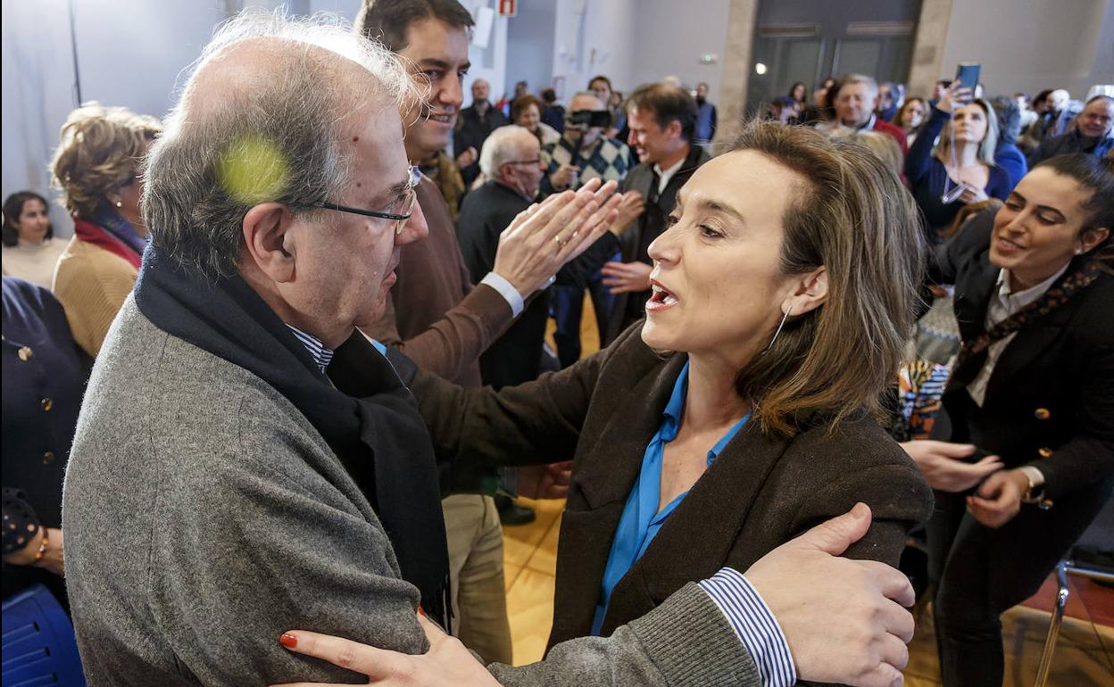 Cuca Gamarra saluda a Juan Vicente Herrera, expresidente de la Junta de Castilla y León.