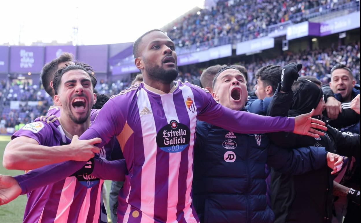 Kike y Roque Mesa se desgañitan en la celebración del gol de Larin. 