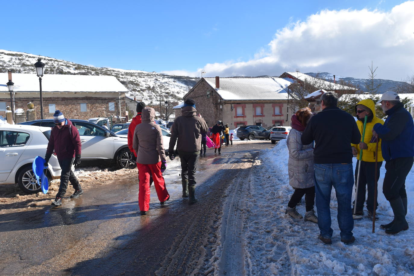 Cientos de familias disfrutan de una jornada blanca con los más pequeños en la Montaña Palentina