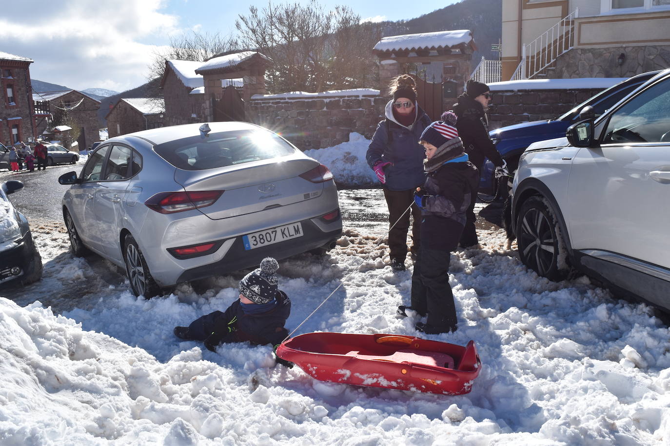 Cientos de familias disfrutan de una jornada blanca con los más pequeños en la Montaña Palentina