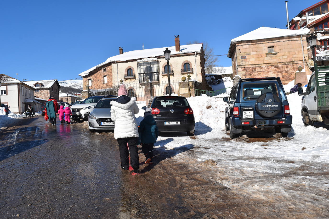 Cientos de familias disfrutan de una jornada blanca con los más pequeños en la Montaña Palentina