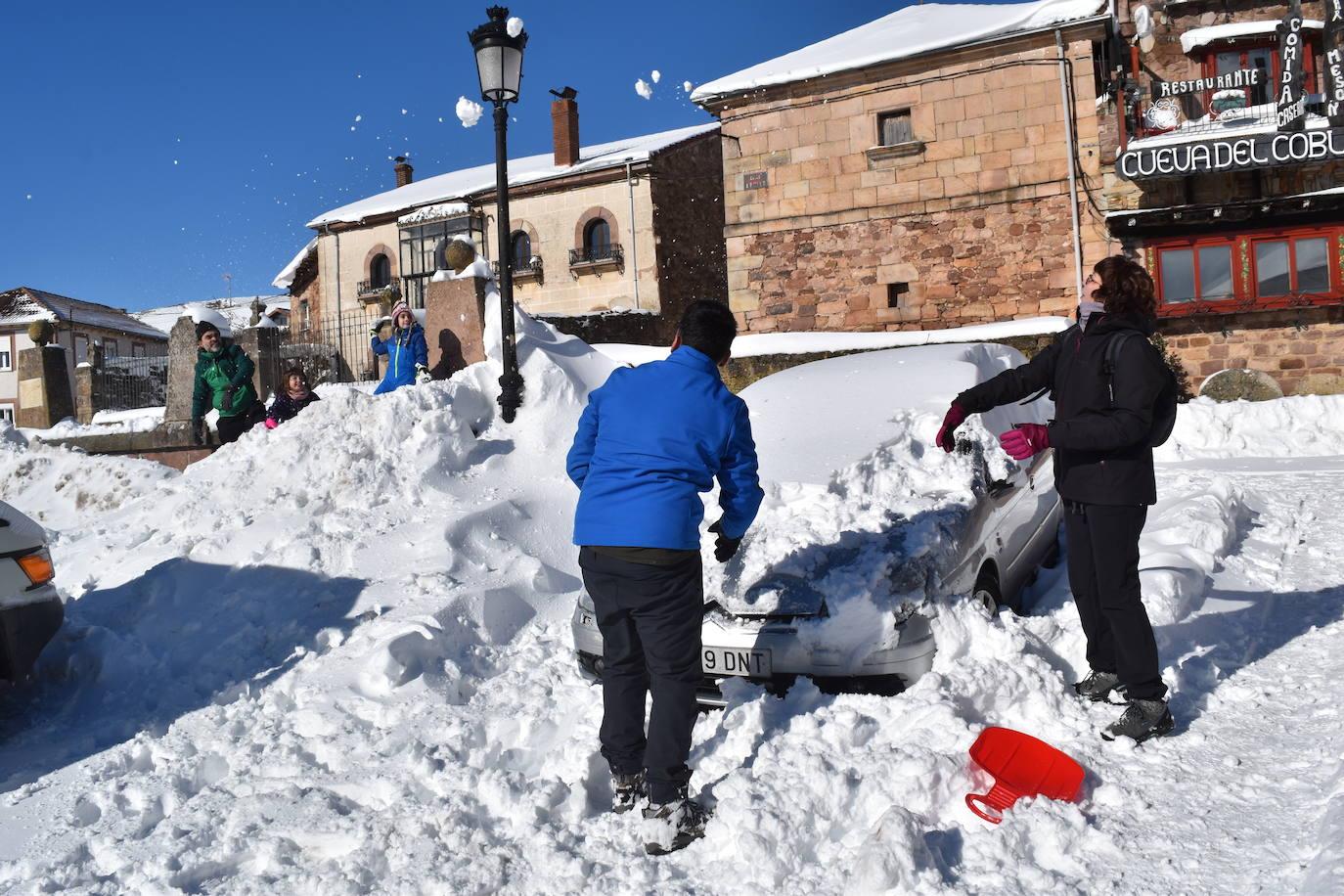 Cientos de familias disfrutan de una jornada blanca con los más pequeños en la Montaña Palentina