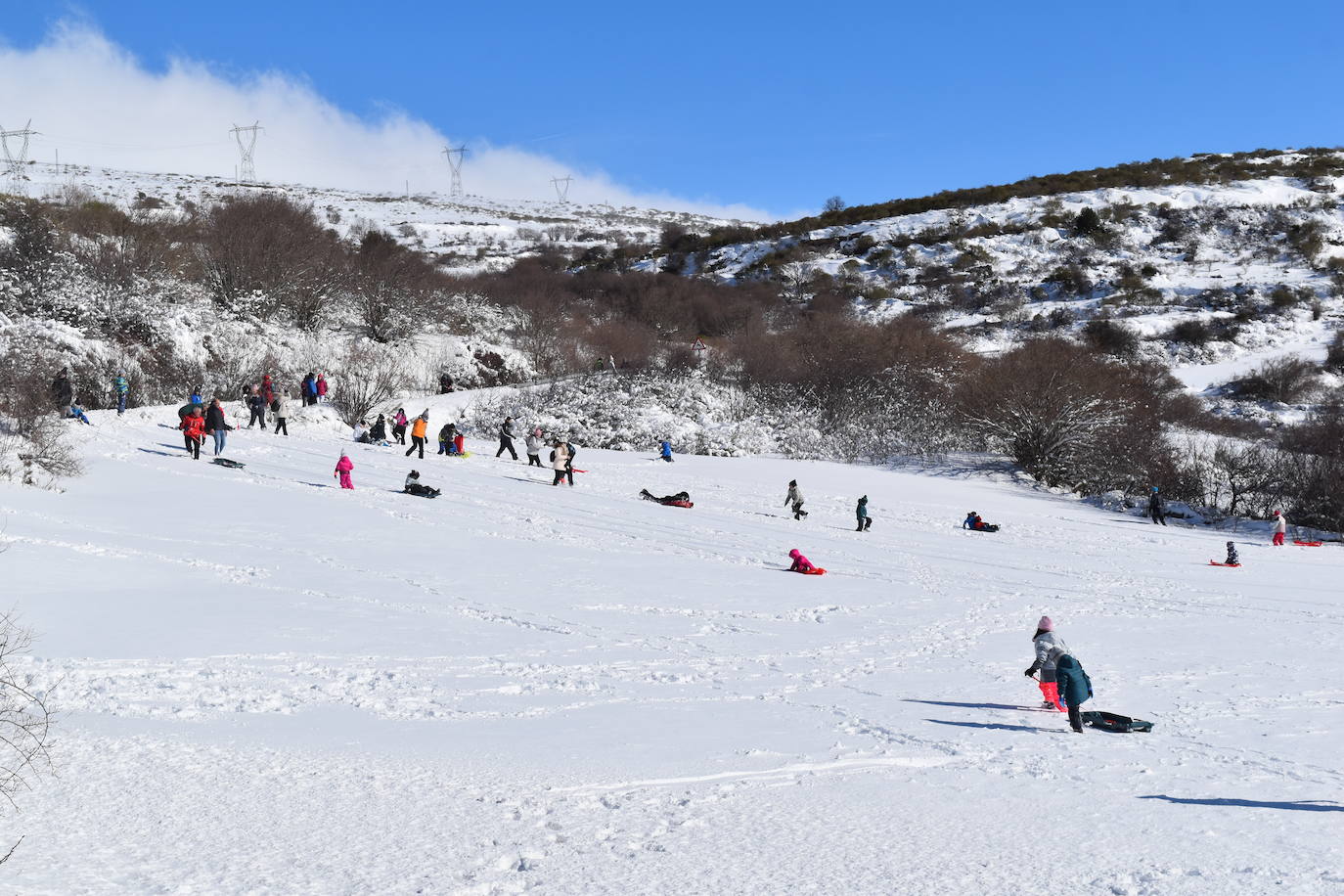 Cientos de familias disfrutan de una jornada blanca con los más pequeños en la Montaña Palentina