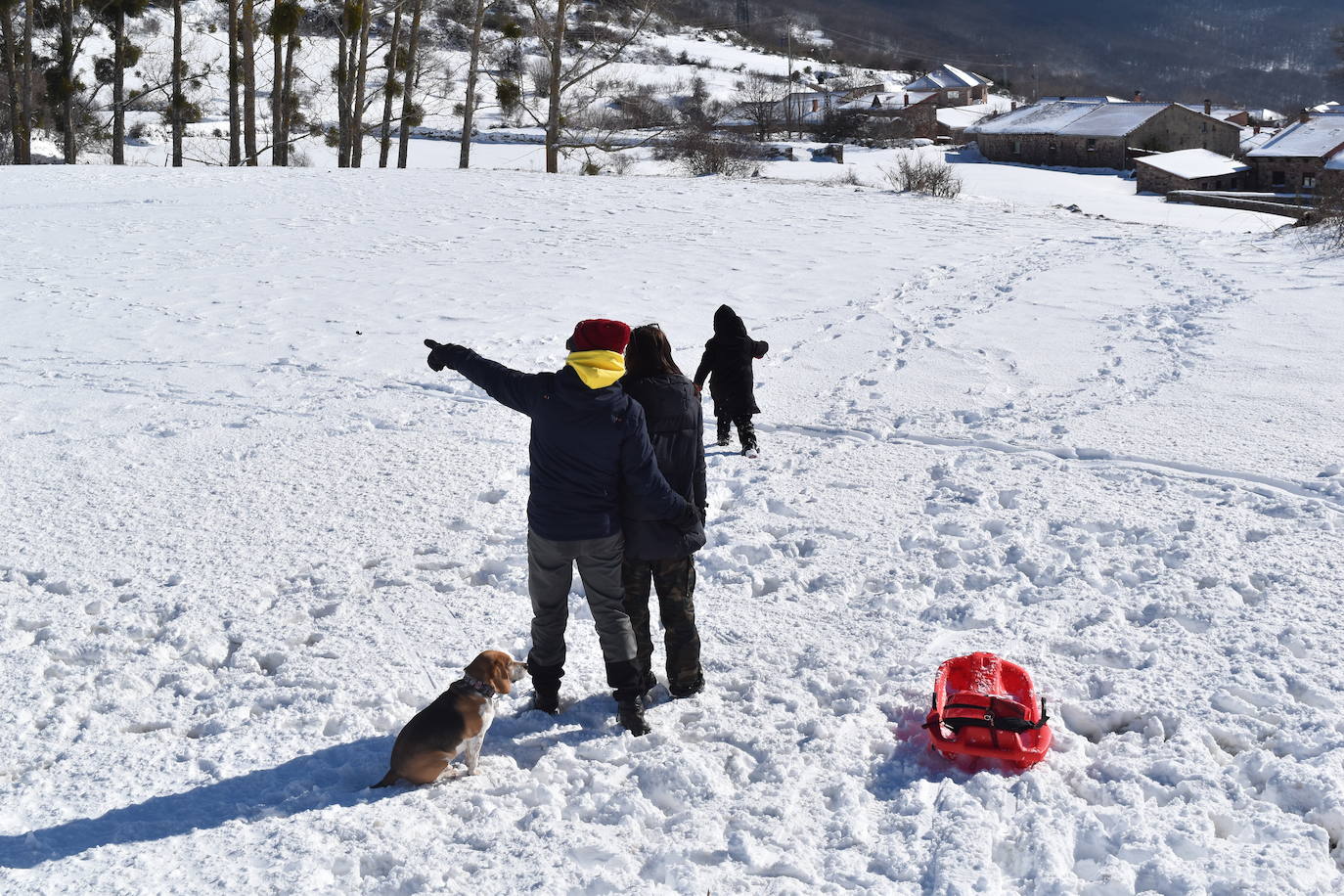 Cientos de familias disfrutan de una jornada blanca con los más pequeños en la Montaña Palentina
