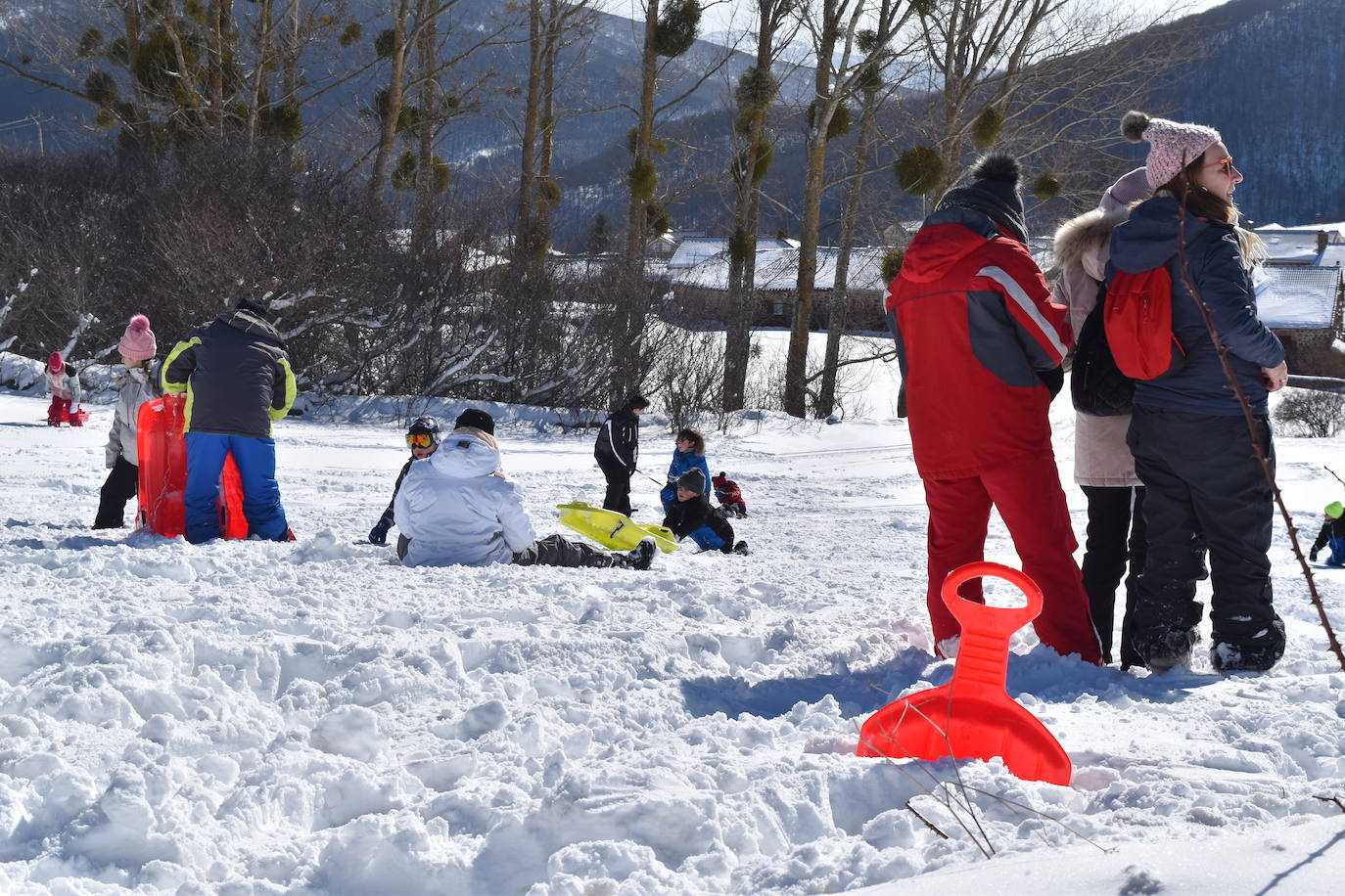 Cientos de familias disfrutan de una jornada blanca con los más pequeños en la Montaña Palentina