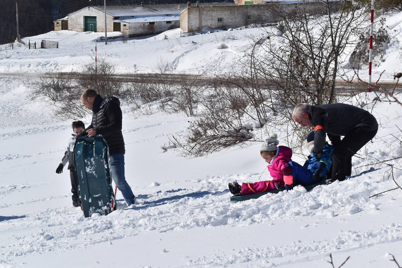 Cientos de familias disfrutan de una jornada blanca con los más pequeños en la Montaña Palentina