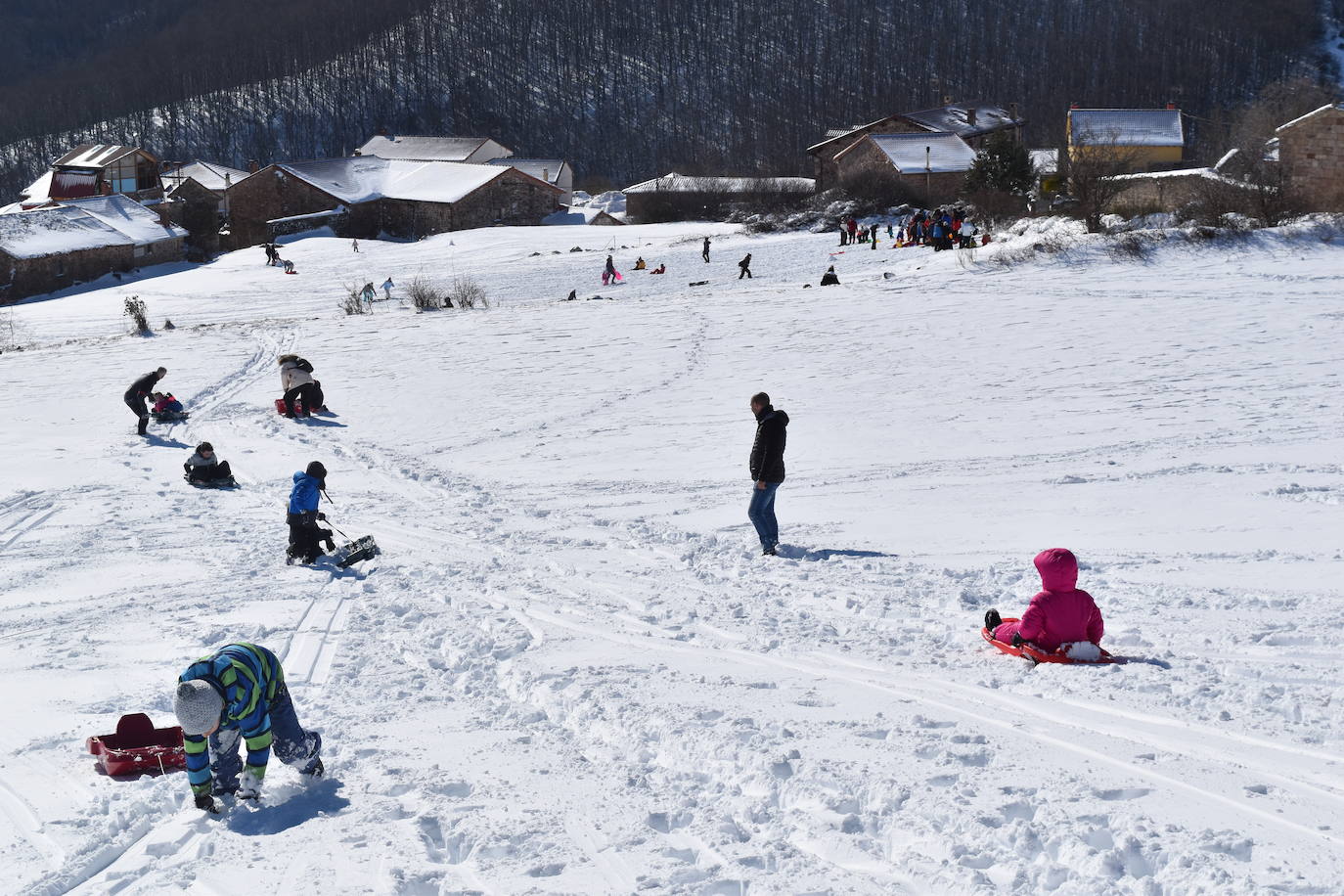 Cientos de familias disfrutan de una jornada blanca con los más pequeños en la Montaña Palentina