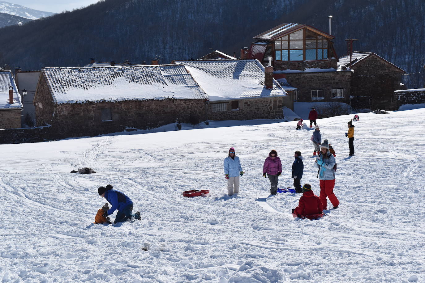 Cientos de familias disfrutan de una jornada blanca con los más pequeños en la Montaña Palentina
