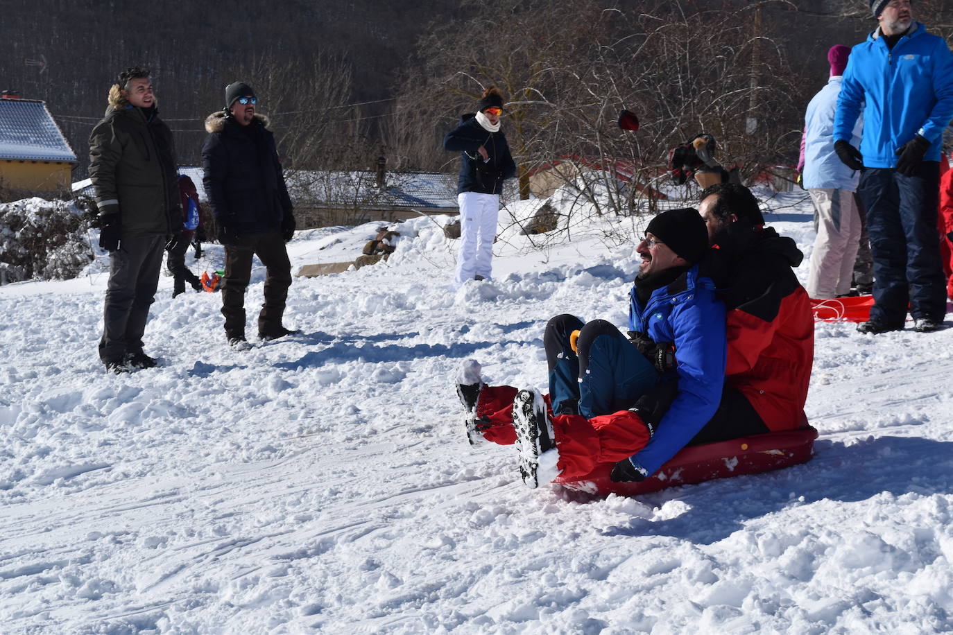 Cientos de familias disfrutan de una jornada blanca con los más pequeños en la Montaña Palentina
