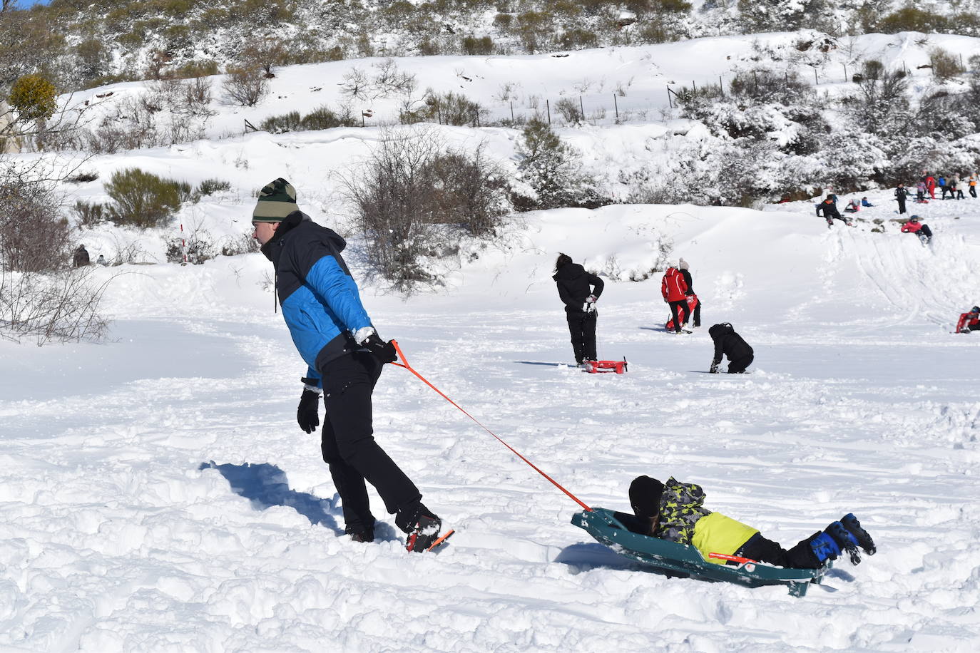 Cientos de familias disfrutan de una jornada blanca con los más pequeños en la Montaña Palentina