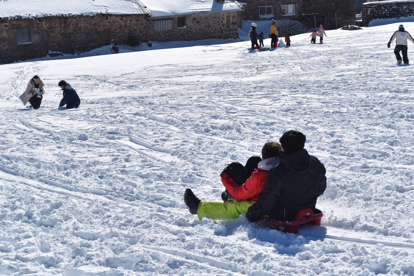 Cientos de familias disfrutan de una jornada blanca con los más pequeños en la Montaña Palentina