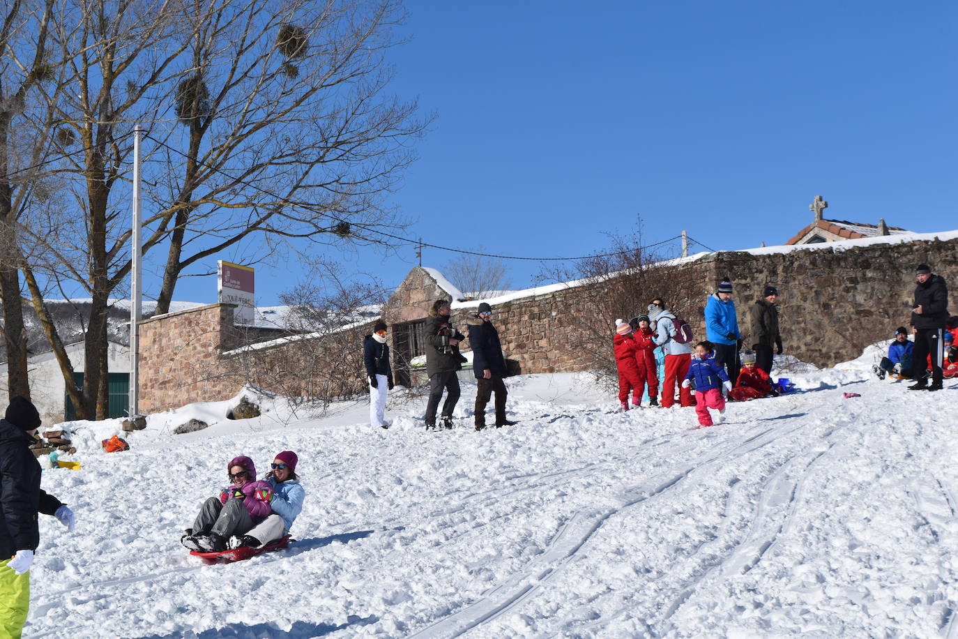 Cientos de familias disfrutan de una jornada blanca con los más pequeños en la Montaña Palentina