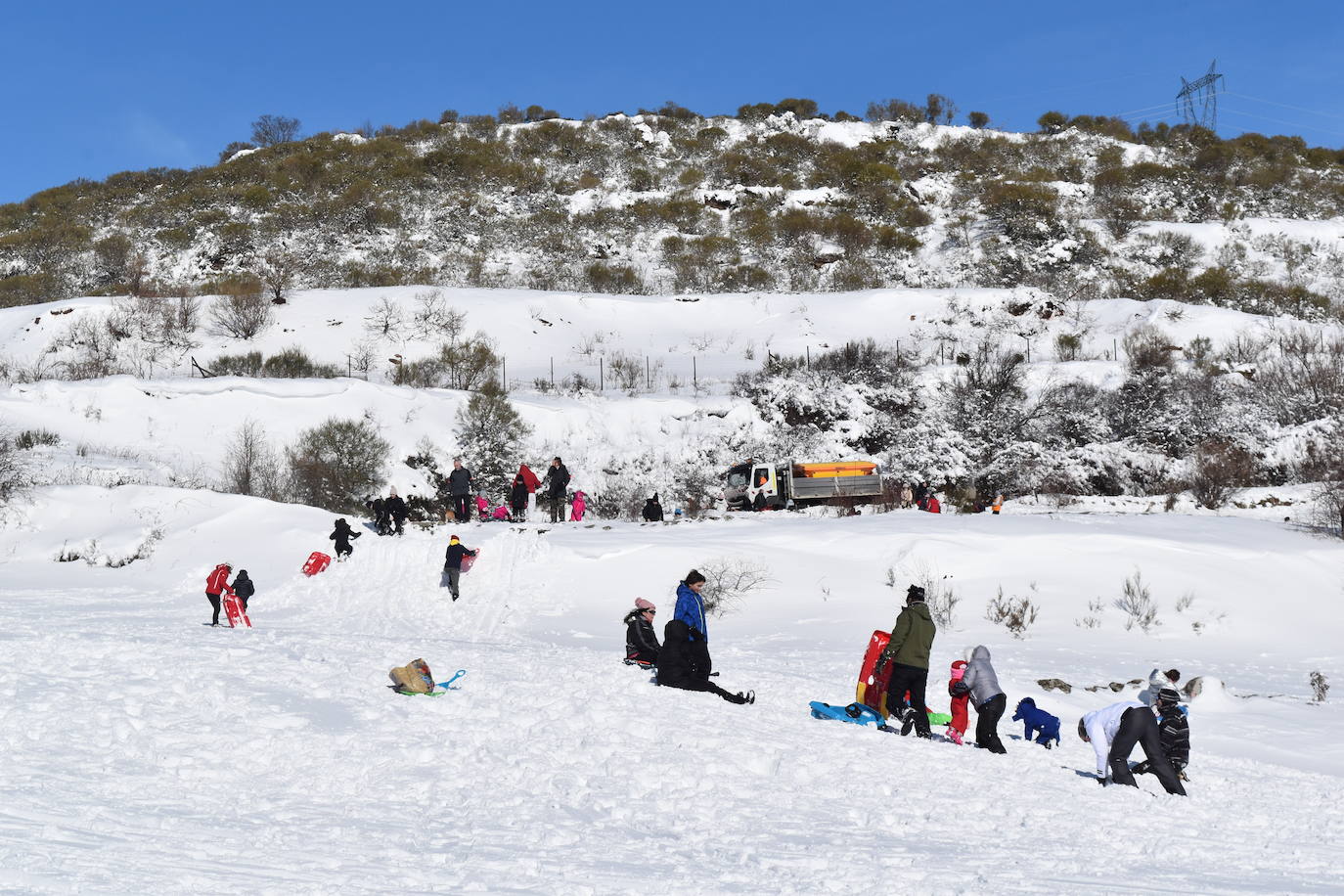 Cientos de familias disfrutan de una jornada blanca con los más pequeños en la Montaña Palentina