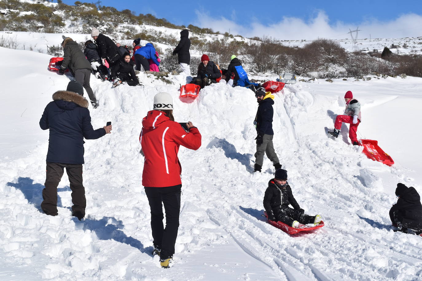 Cientos de familias disfrutan de una jornada blanca con los más pequeños en la Montaña Palentina