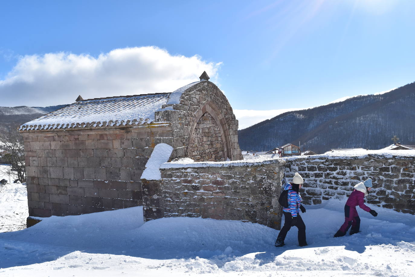 Cientos de familias disfrutan de una jornada blanca con los más pequeños en la Montaña Palentina