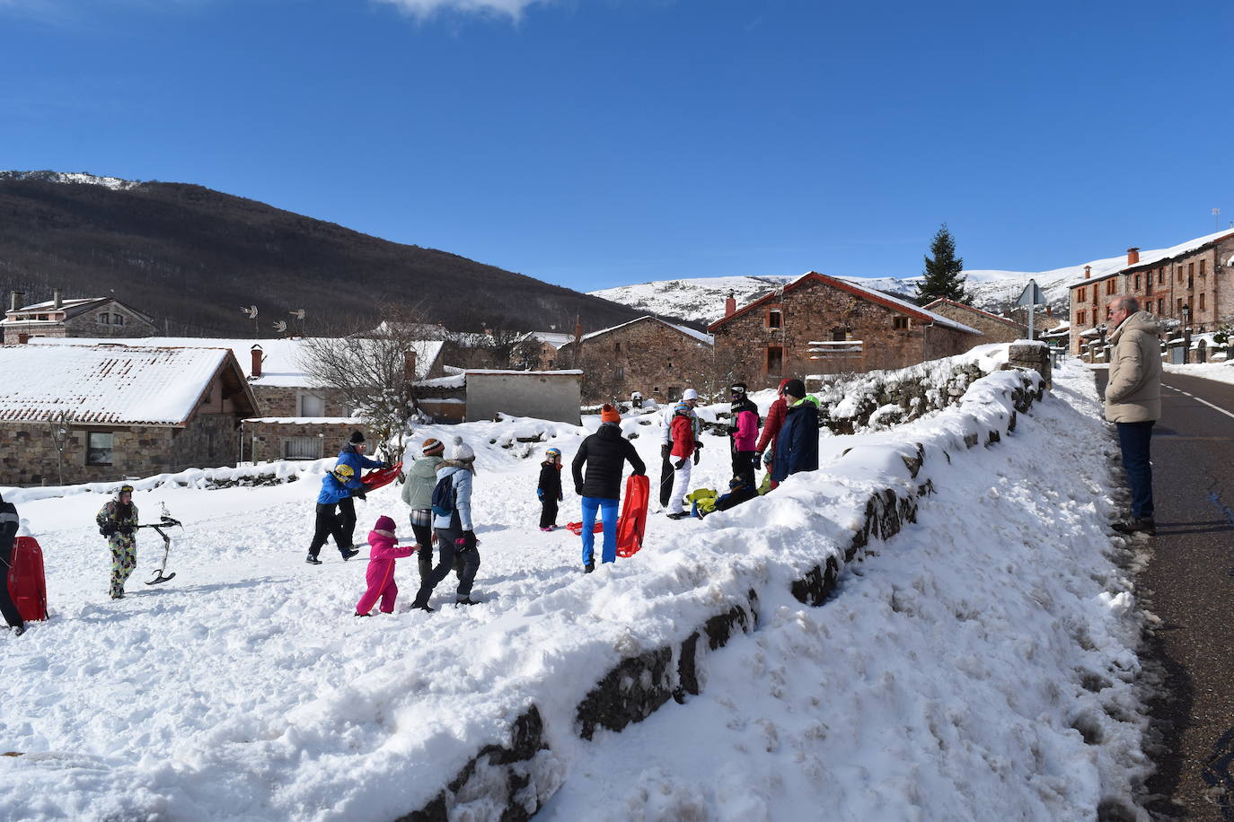 Cientos de familias disfrutan de una jornada blanca con los más pequeños en la Montaña Palentina