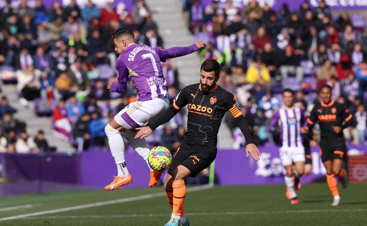 Sergio León pugna por un balón con Gayá. 