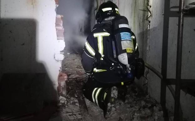 Un bombero accede al inmueble.