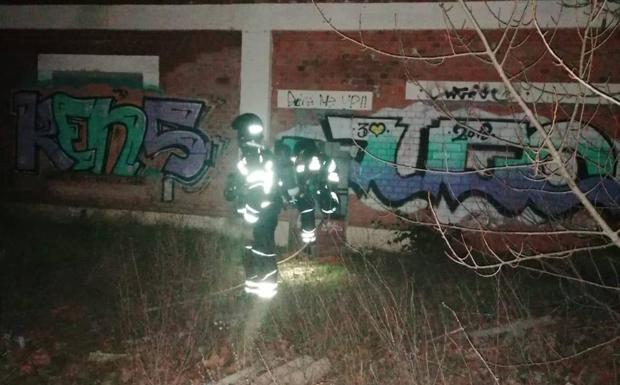 Los bomberos sofocan un incendio en un chalé abandonado en Peñafiel