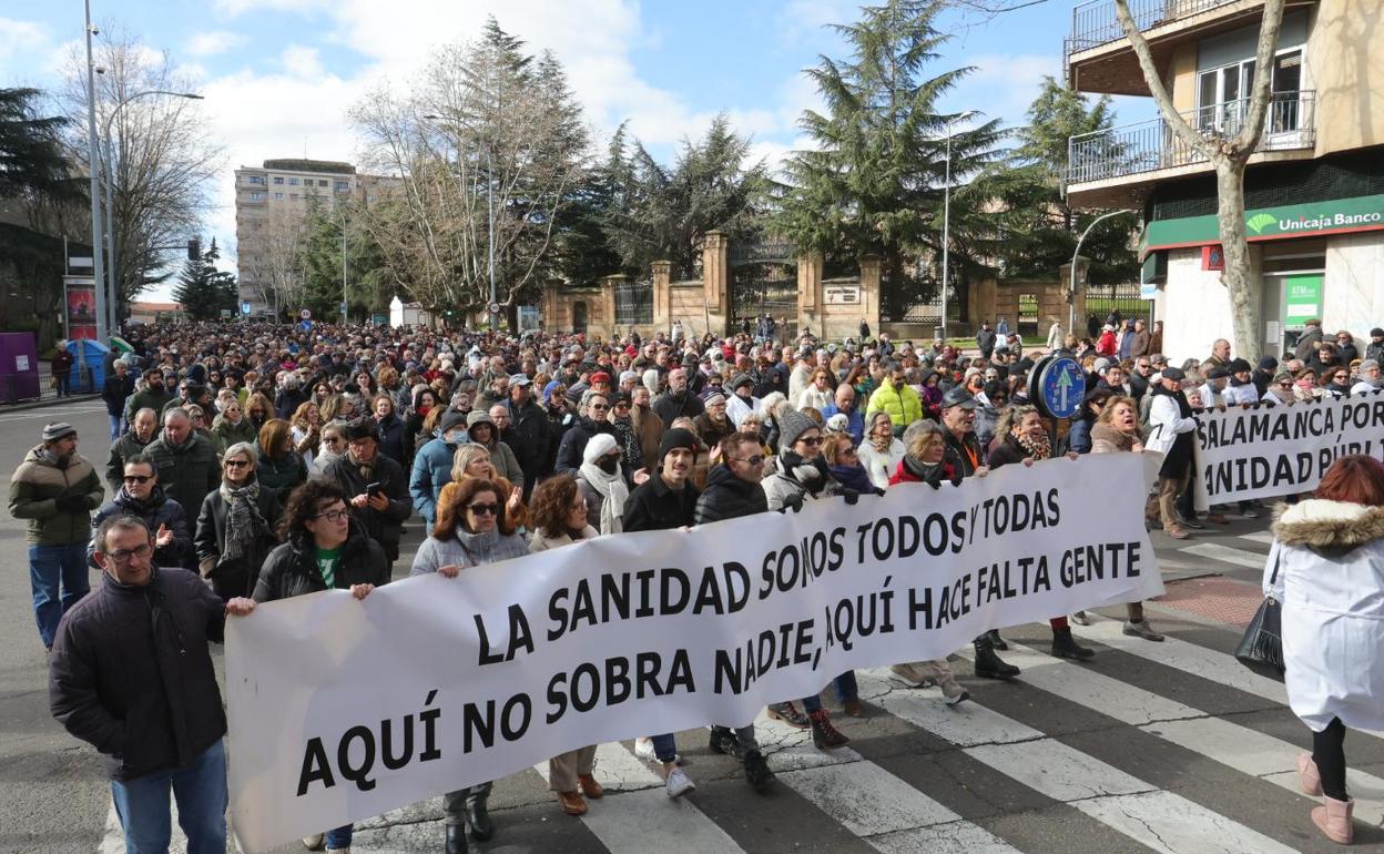 Marea Blanca en Salamanca: Miles de personas salen a la calle para sacarle los colores a unos «gestores sanitarios nefastos»