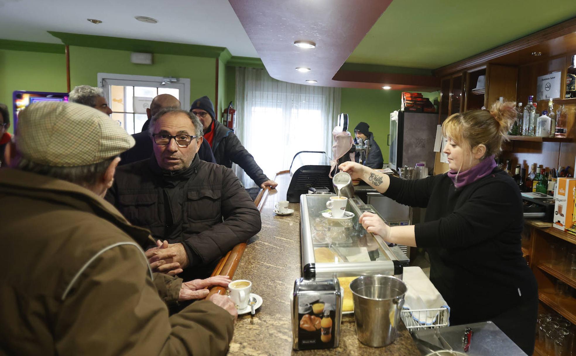 Raquel Naranjo sirve un café en el establecimiento, donde Cascajares es el tema de conversación. 