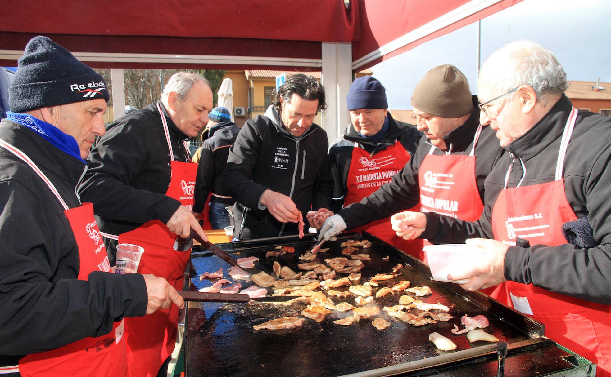 Vecinos de Nueva Segovia cocinan durante la celebración de la tradicional matanza popular.