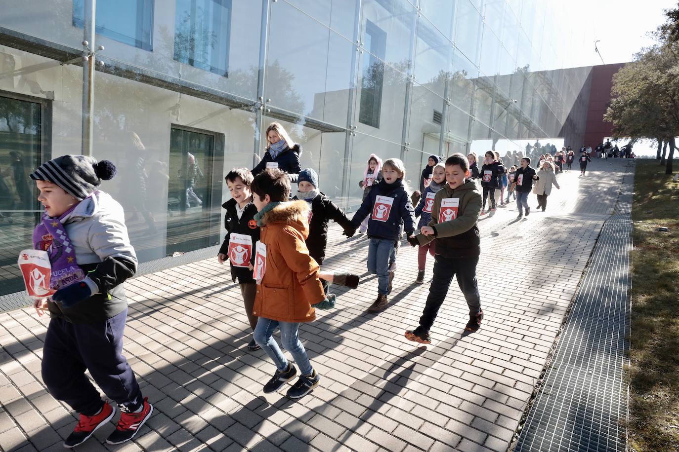 Marcha solidaria por el Día de la Paz de alumnos del colegio Martín Baró de Parquesol al Centro cultural Miguel Delibes.