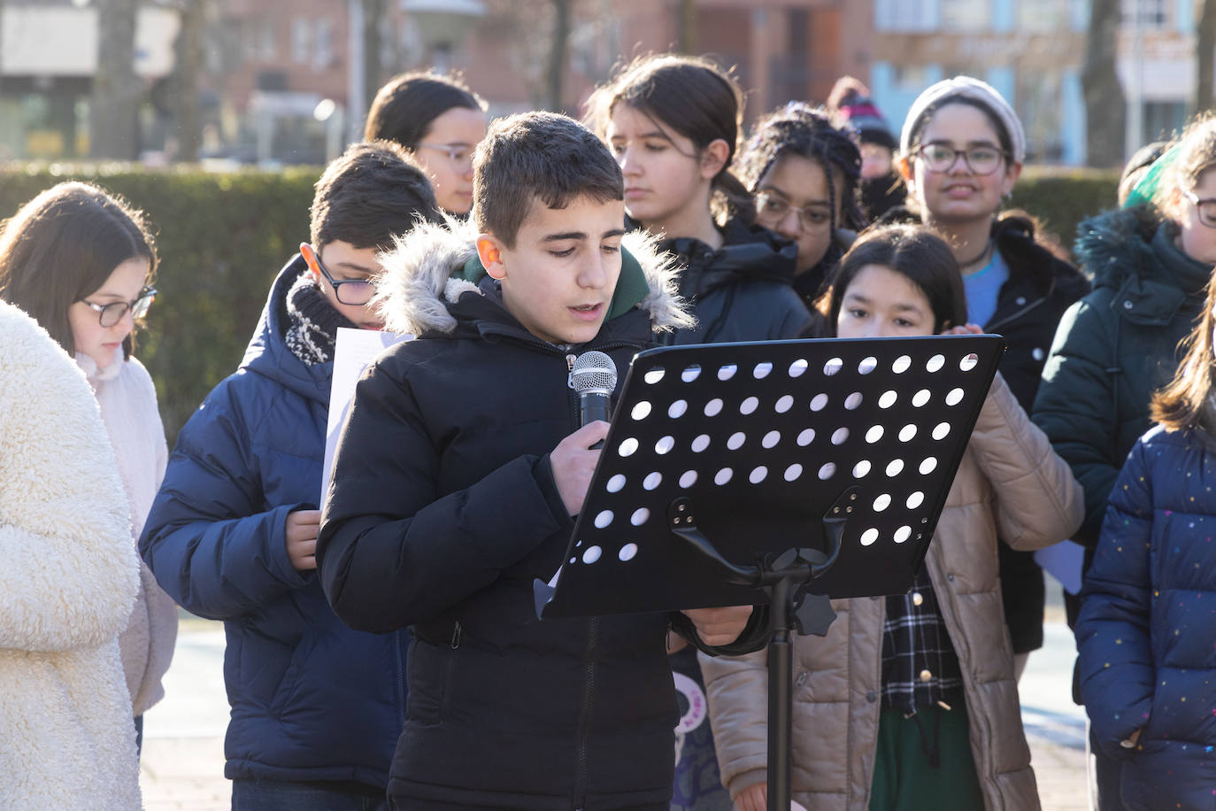 Varios niños y niñas del IES Parquesol sostienen pancartas para conmemorar el Día Mundial de la Paz.