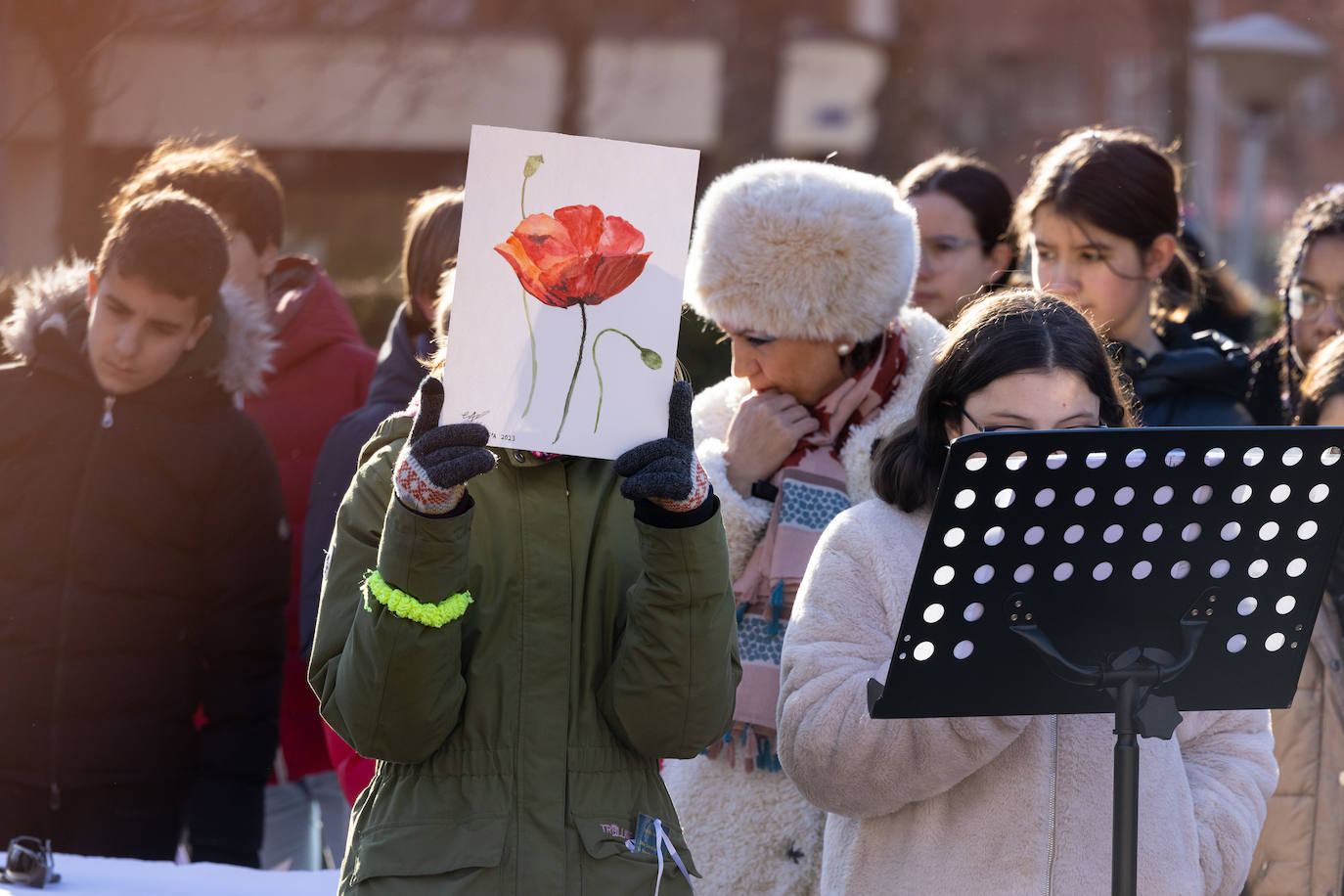 Varios niños y niñas del IES Parquesol sostienen pancartas para conmemorar el Día Mundial de la Paz.