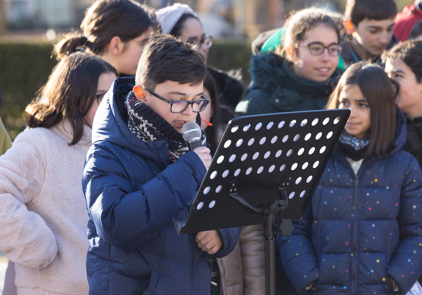 Un joven del IES Parquesol da un discurso para conmemorar el Día Mundial de la Paz.