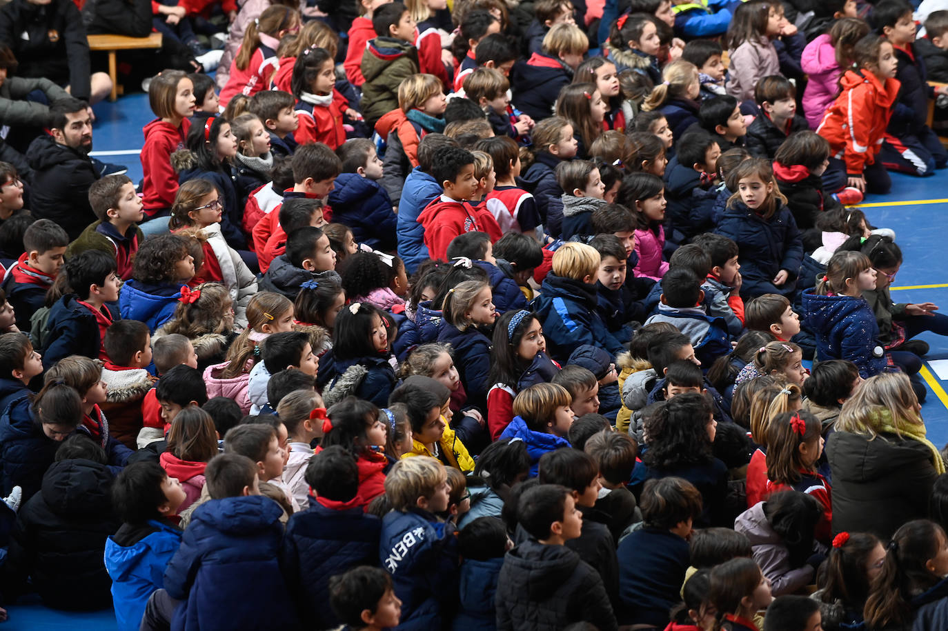 Coro de los alumnos del colegio San José celebra el Día de la Paz.