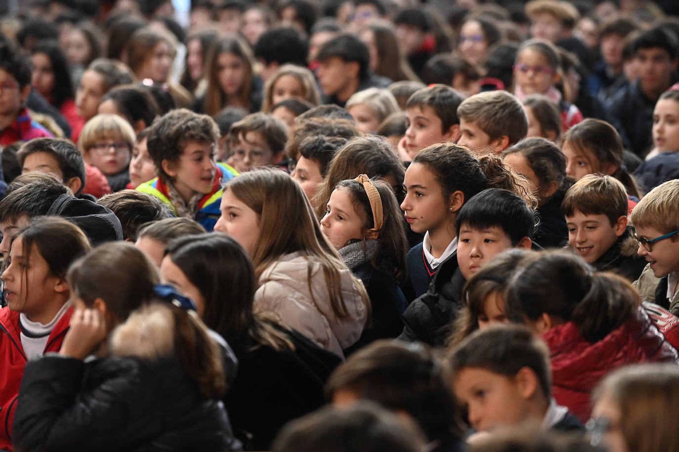 Coro de los alumnos del colegio San José celebra el Día de la Paz.