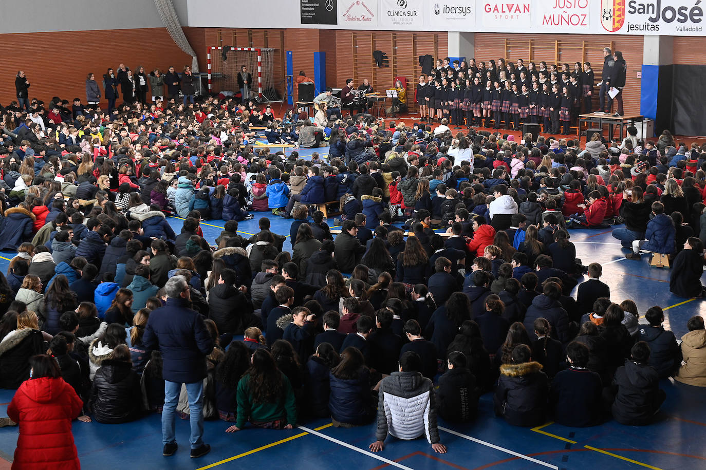 Coro de los alumnos del colegio San José celebra el Día de la Paz.