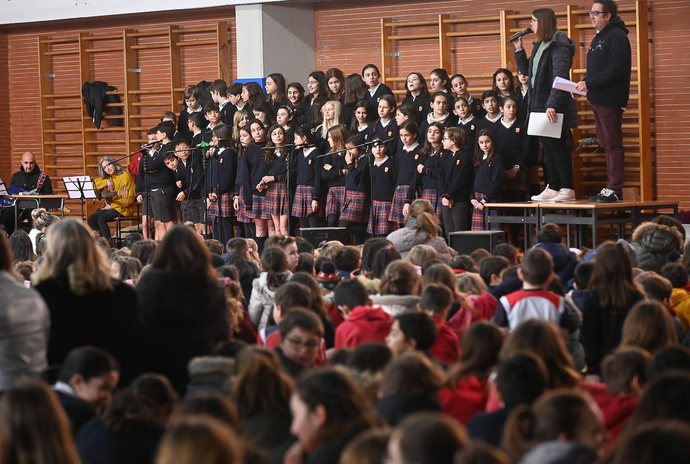 Coro de los alumnos del colegio San José celebra el Día de la Paz.