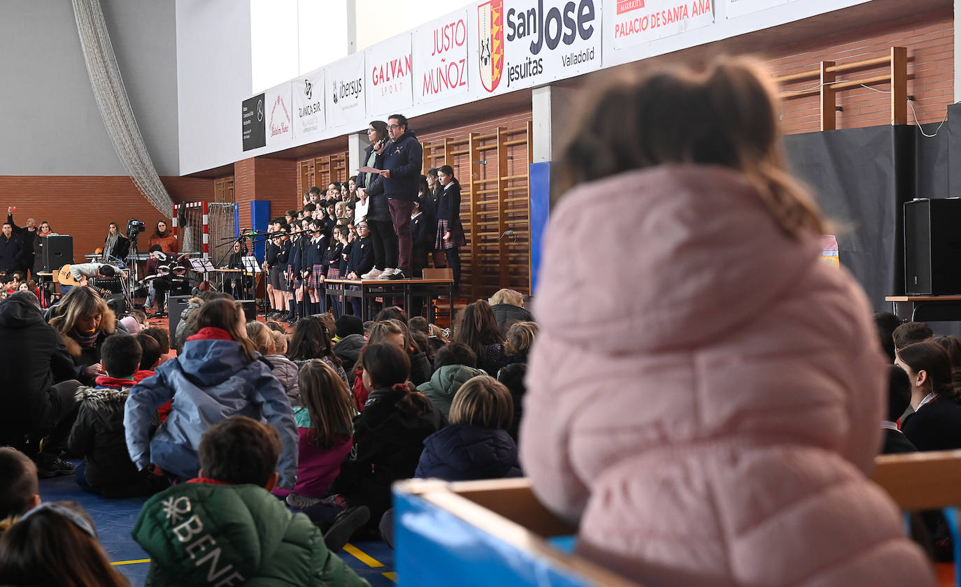 Coro de los alumnos del colegio San José celebra el Día de la Paz.