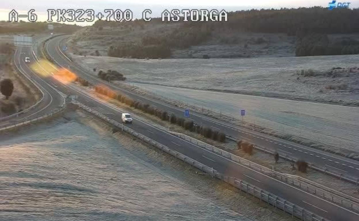 Estado de la A-6 a su paso por Astorga, a las nueve de la mañana de este lunes.