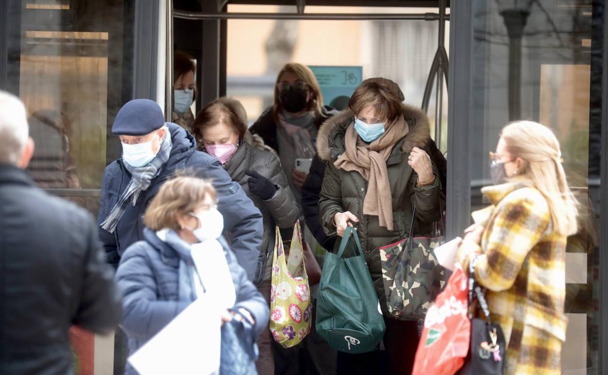 Viajeros del autobús urbano cubiertos con mascarillas. 