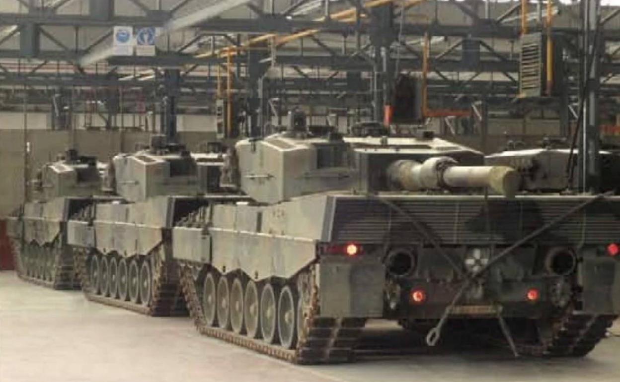 Varias unidades del Leopard 2A4 aparcados en el centro logístico de Casetas (Zaragoza) y que el Ministerio de Defensa ha decidido reactivar para su envío a Ucrania. 