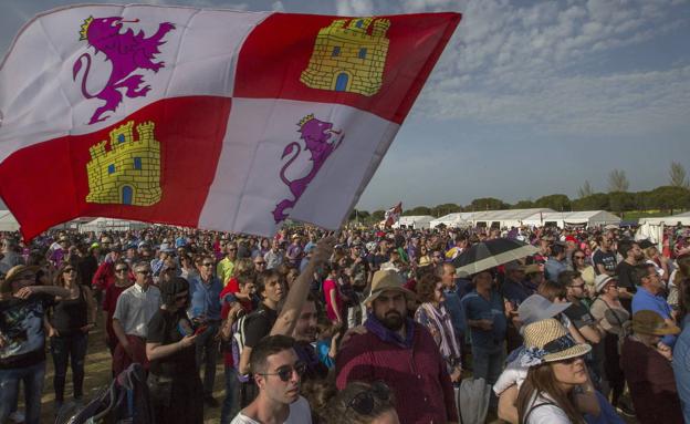 Asistentes a Villalar de los Comuneros ondean una bandera el 23 de abril.