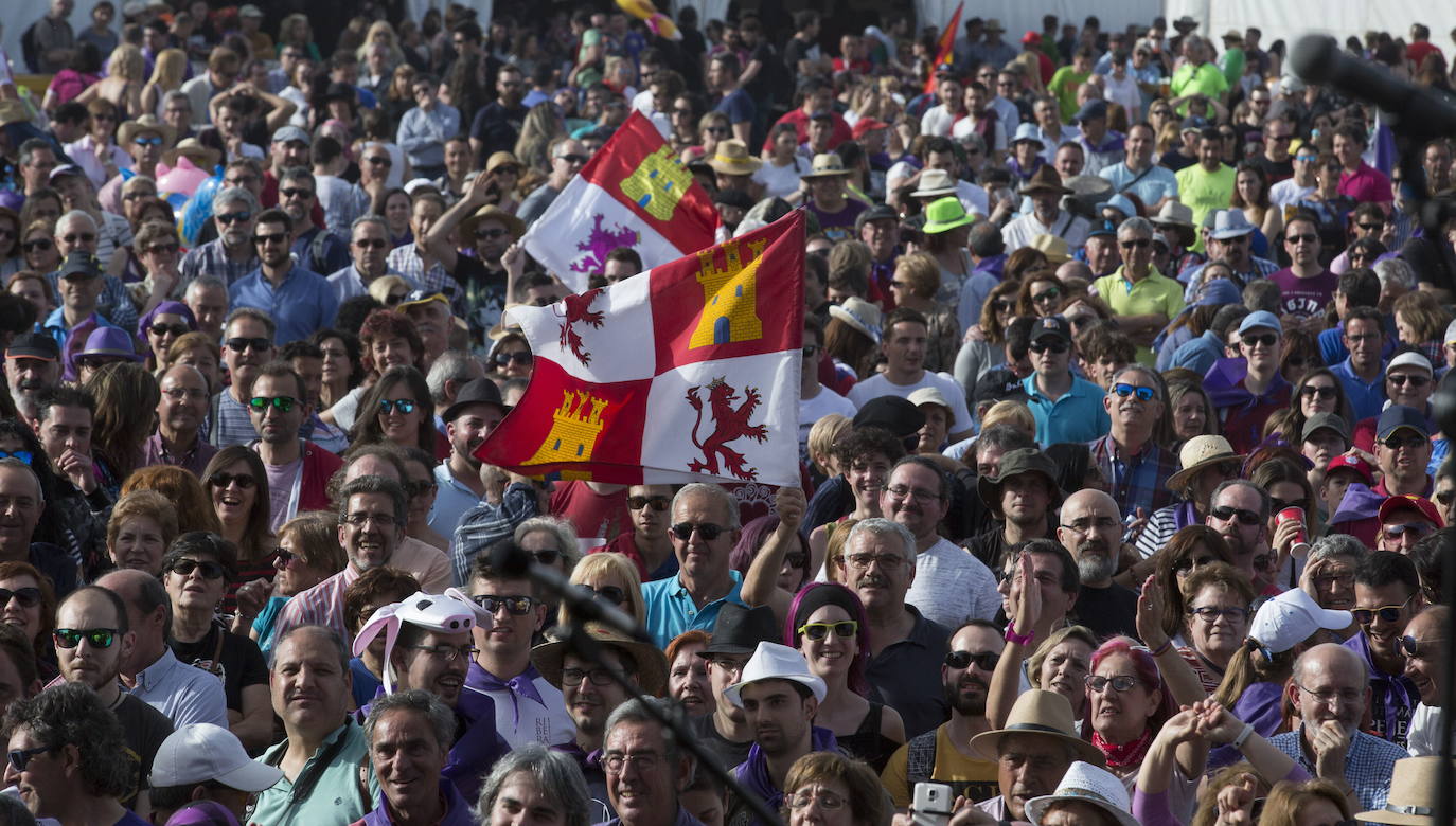 Asistentes a la campa de Villalar de los Comuneros para celebrar el Día de Castilla y León, en un 23 de abril.