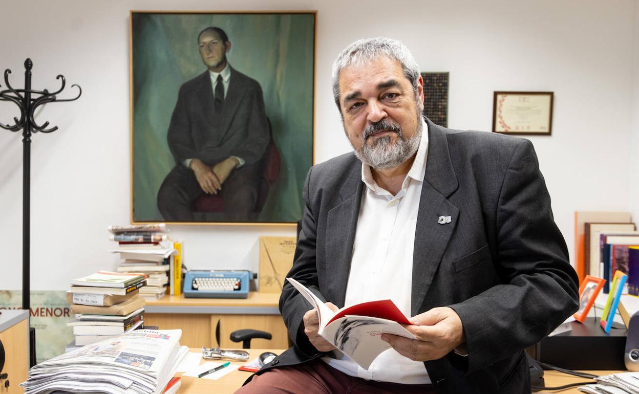 Carlos Aganzo, junto a 'Paraíso claustral', en El Norte de Castilla. 