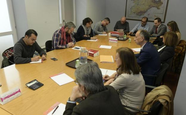 Reunión de la patronal de Hostelería de Valladolid y representantes sindicales en el Serla, durante el conflicto por el convenio en 2019. 