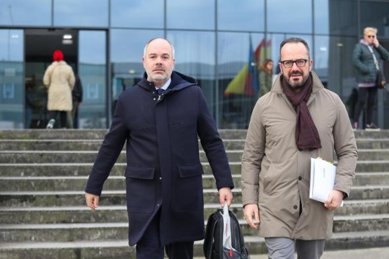 Daniel Labrador e Ignacio Blanco, abogados del padre de Olivia, ayer, a la salida del Palacio de Justicia de Gijón. 