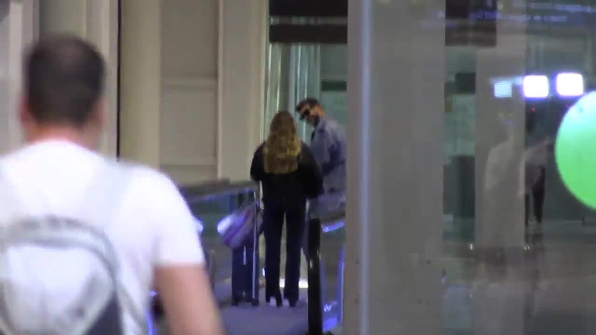 Clara Chía, sonriente y derrochando complicidad con Piqué tras su supuesto ataque de ansiedad