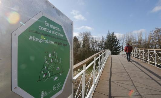 Cartel a la entrada del parque Isla Dos Aguas por San Miguel. 