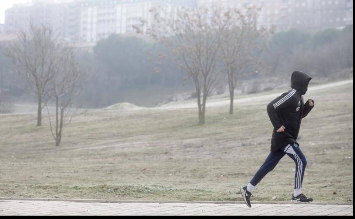 Un joven corre por las laderas congeladas de Parquesol. 