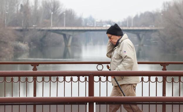 Un hombre cruza el Puente Mayor con el mercurio aún bajo cero. 