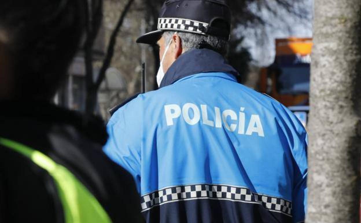 Agente de la Policía Local de Palencia, en una imagen de archivo.